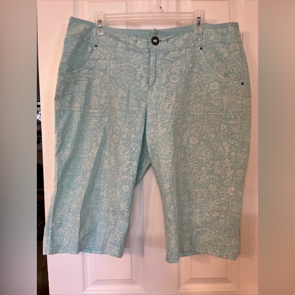 Fresh Produce XL Mint Aqua Light Blue Pedal Pusher Shorts w/ Floral Pattern